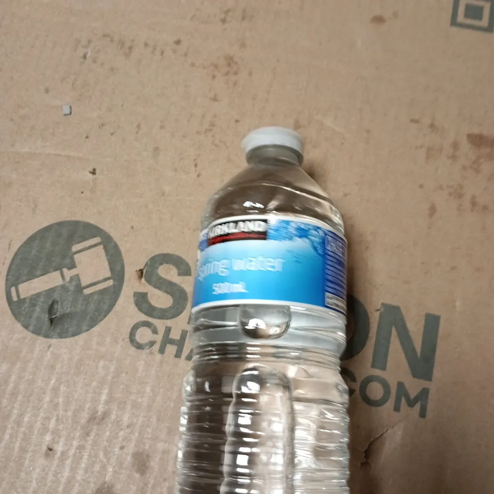 APPROXIMATELY 6 ASSORTED DRINK ITEMS INCLUDING LUCOZADE ORANGE , KIRKLAND SPRING WATER AND 7UP ZERO SUGAR 