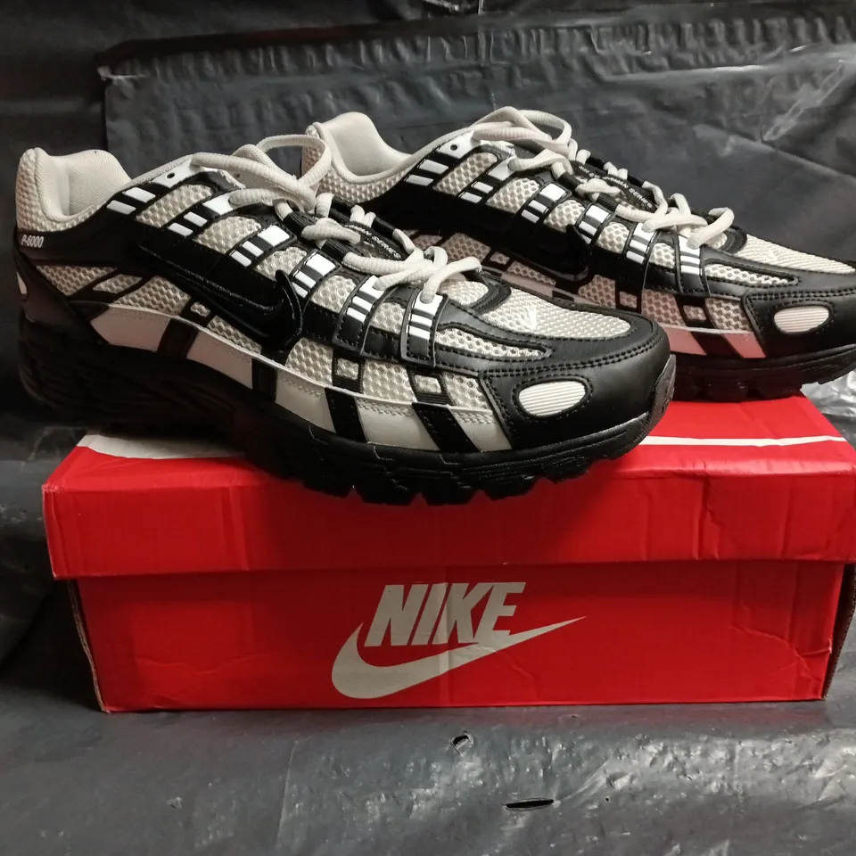 BOXED PAIR OF NIKE P-6000 TRAINERS IN SHADOW GREY/BLACK SIZE UK 10