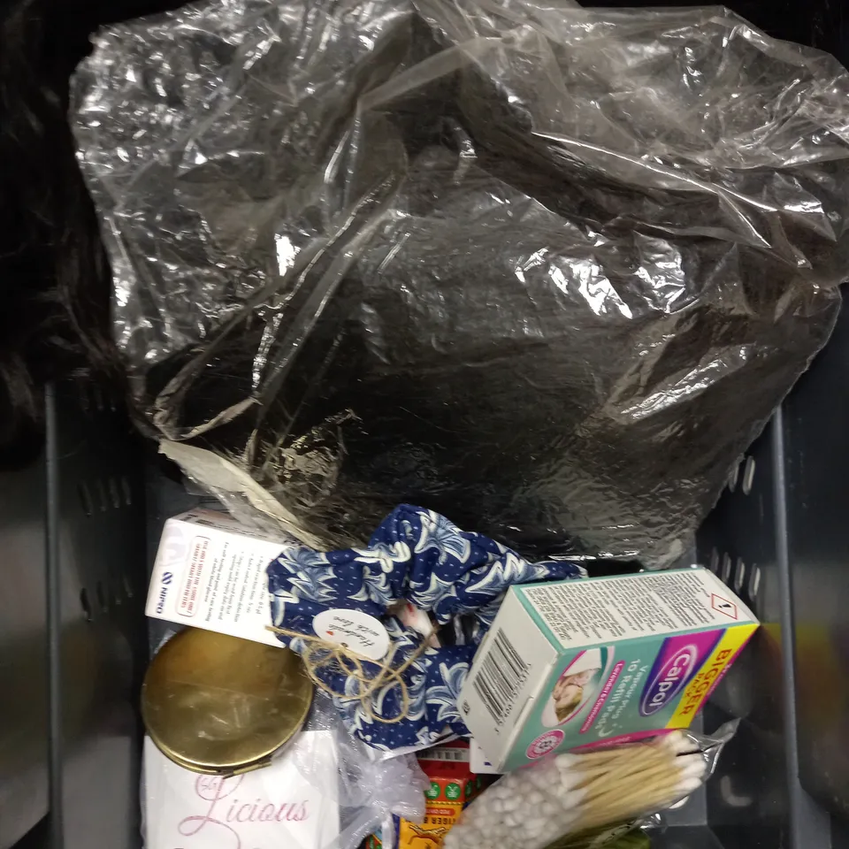 BOX OF APPROXIMATELY 20 ASSORTED HEALTH AND BEAUTY PRODUCTS TO INCLUDE CANDLE WAX, TIGER BALM, WIGS ETC 