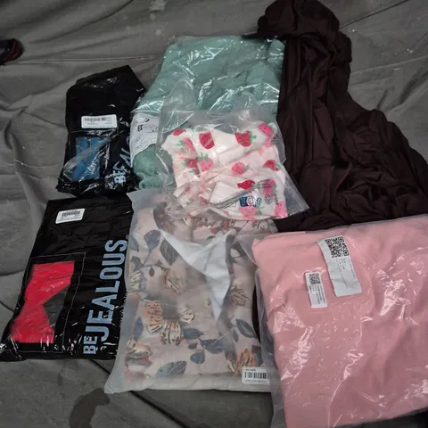 APPROXIMATELY 35 ASSORTED CLOTHING ITEMS IN VARIOUS SIZES, STYLES & COLOURS TO INCLUDE JUMPERS, TOPS, DRESSES, ETC