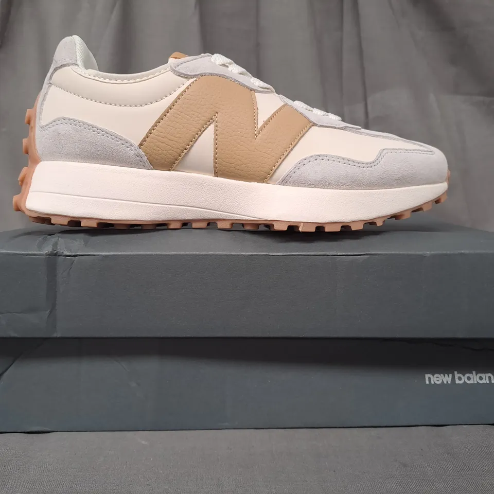 BOXED PAIR OF NEW BALANCE 327 SHOES IN WHITE/STONE/TAN UK SIZE 6