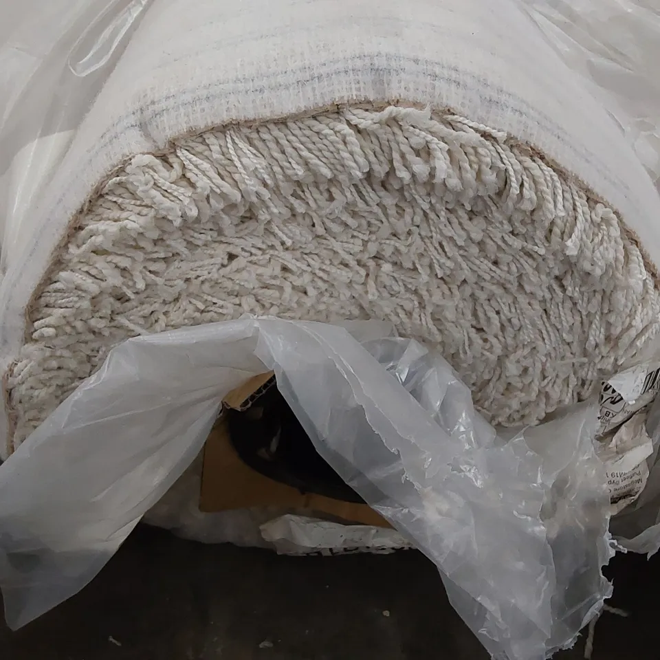 ROLL OF QUALITY CARPET // SIZE: APPROXIMATELY 4 X 5.4m