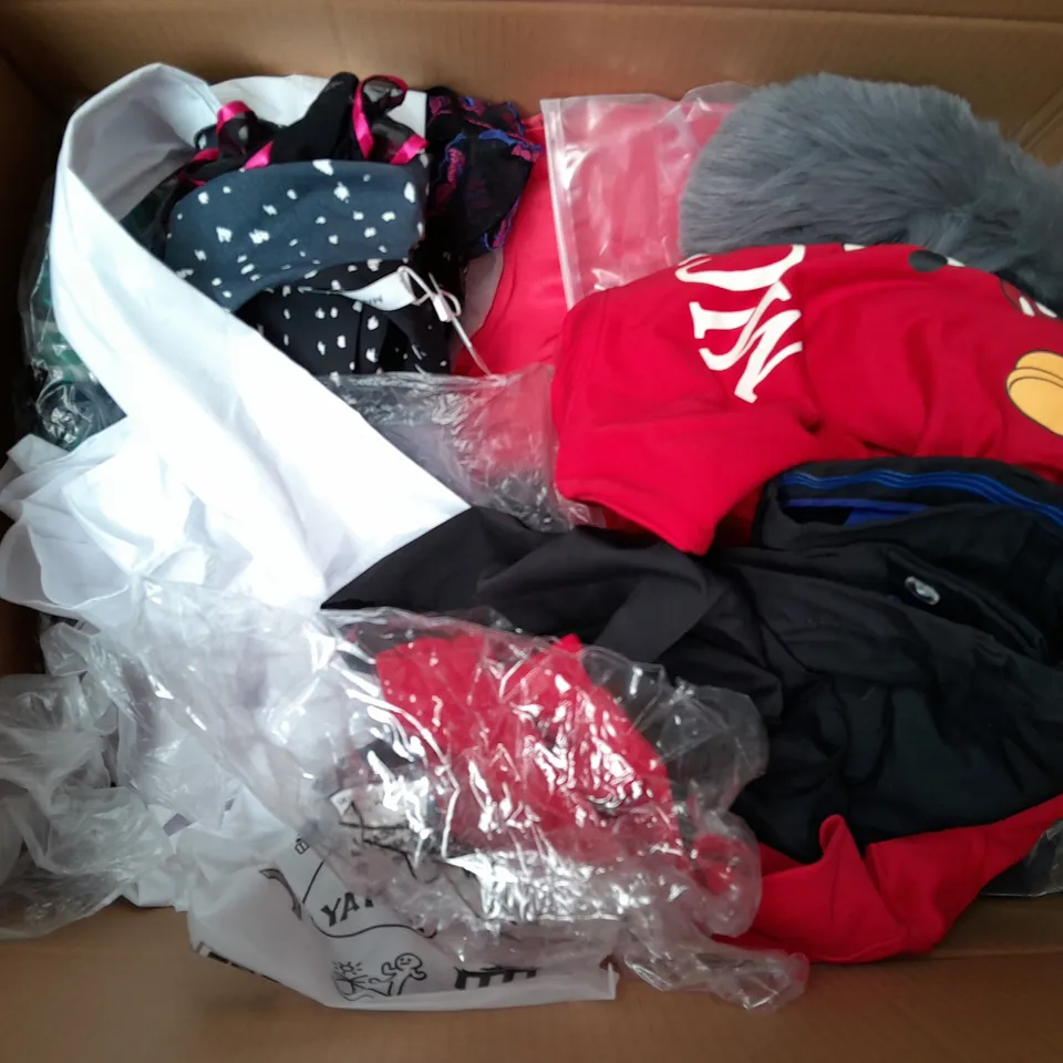 BOX OF APPROXIMATELY 25 ASSORTED CLOTHING ITEMS TO INCLUDE -HAT , BRA , T-SHIRT ETC