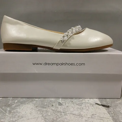 BOXED PAIR OF DREAM PAIRS SERENA KID'S SHOES IN IVORY SIZE UK 13