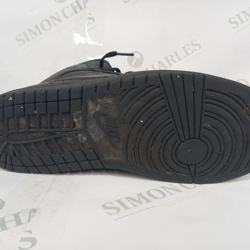 PAIR OF NIKE AIR JORDAN SHOES IN BLACK UK SIZE 8.5