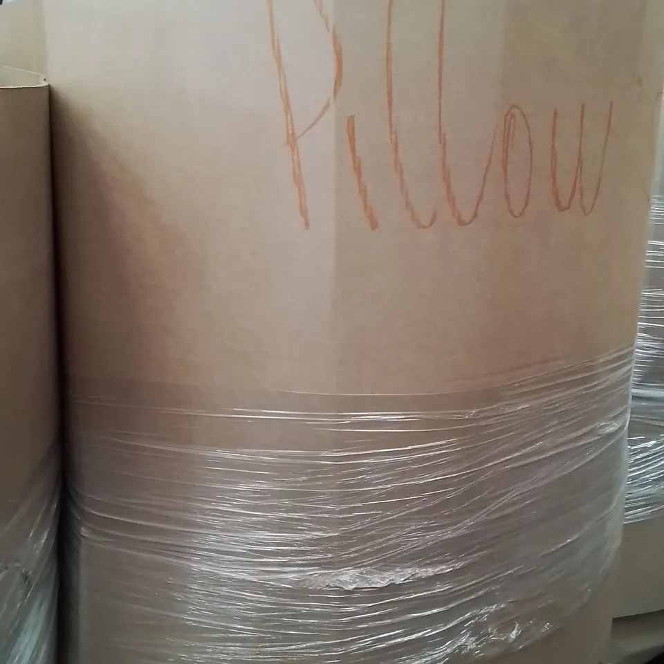 PALLET CONTAINING A LARGE QUANTITY OF PILLOWS