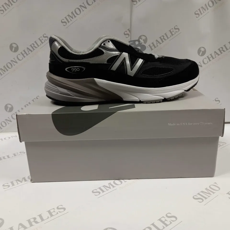 BOXED PAIR OF NEW BALANCE TRAINERS UK SIZE 9.5 