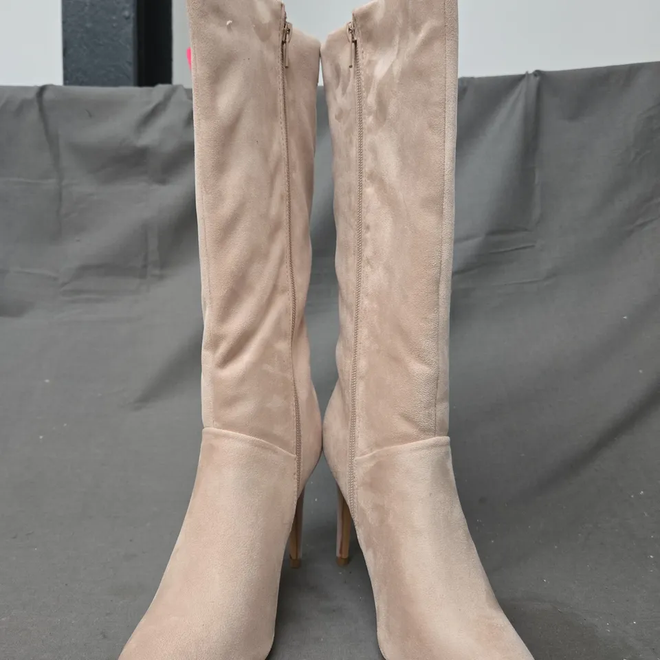 BOXED PAIR OF PRETTY LITTLE THING POINTED TOE STILETTO HEEL KNEE-HIGH BOOTS IN NATURAL SIZE 4