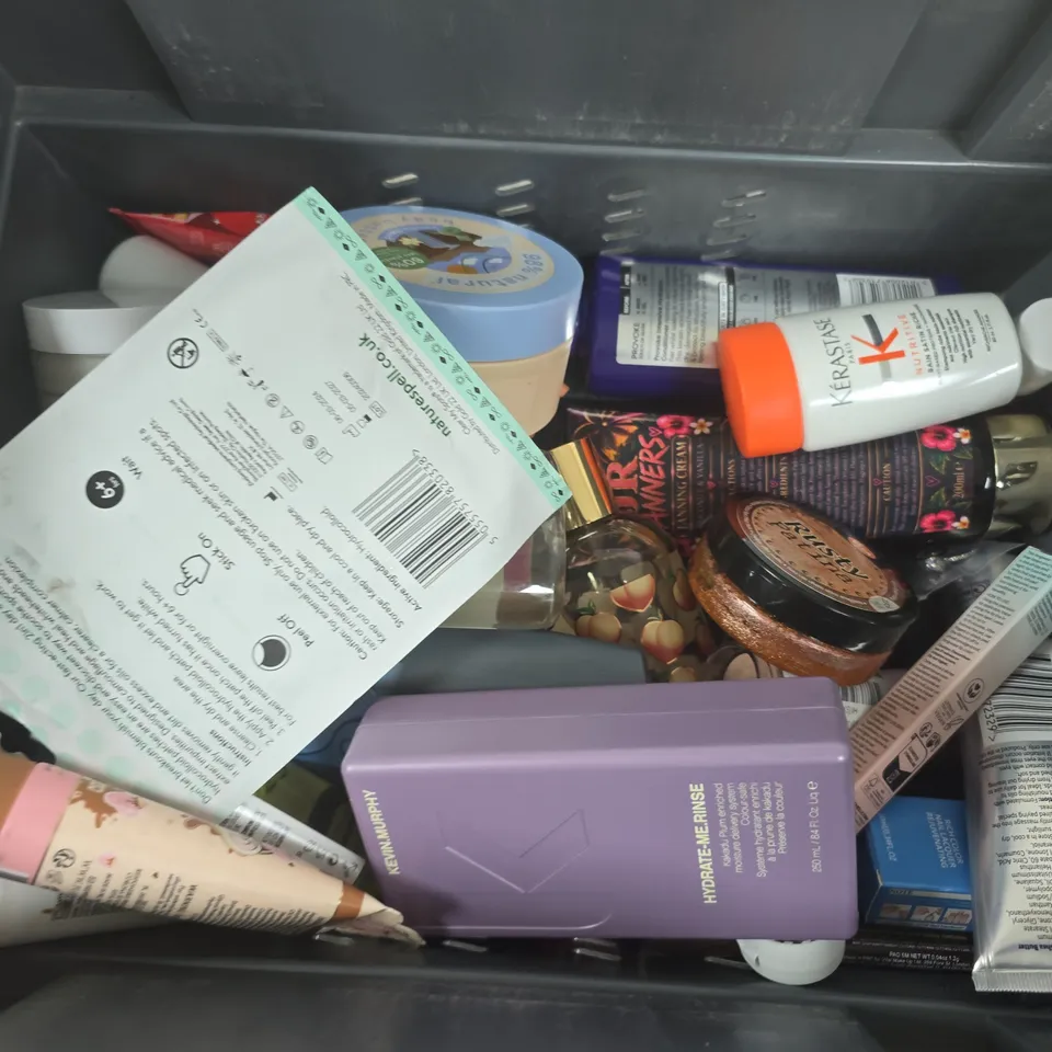 APPROXIMATELY 15 ASSORTED HEALTH & BEAUTY PRODUCTS TO INCLUDE BATISTE DRY SHAMPOO, BUBBLEGUM MANIA TANNERS, LEE STAFFORD SHINE MIST, ETC - COLLECTION ONLY