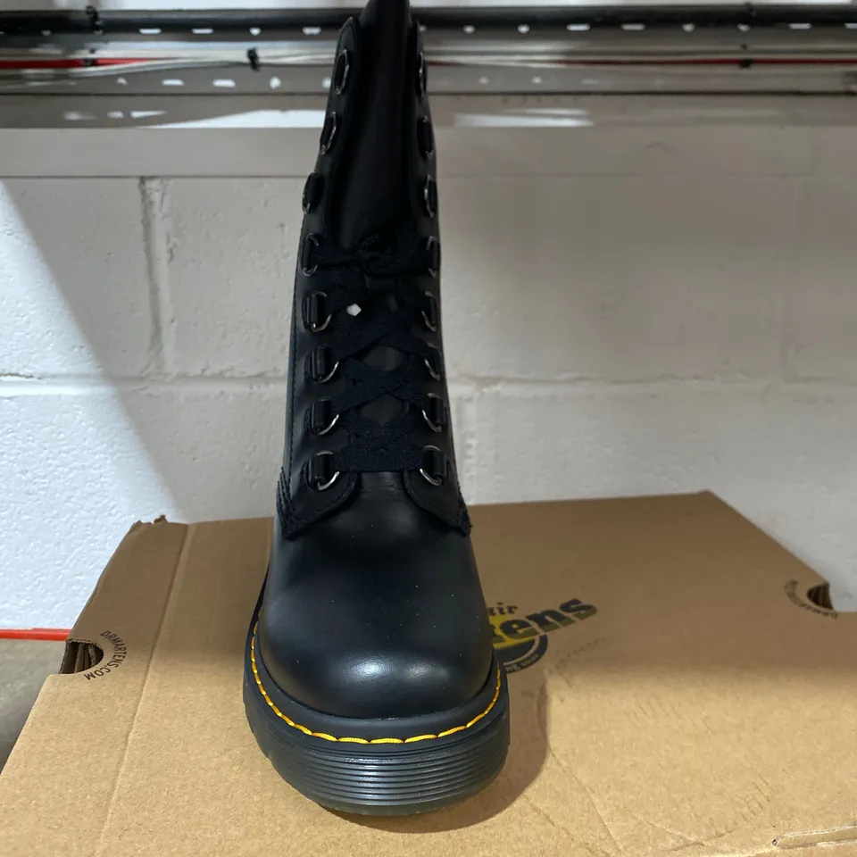 BOXED PAIR OF DR MARTENS CHESNEY BLACK BOOTS SIZE 7