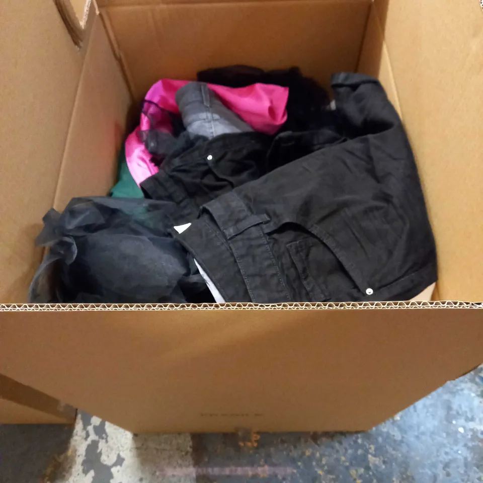 LOT OF APPROX 25 ASSORTED CLOTHING ITEMS VARYING IN SIZE/COLOUR/STYLE TO INCLUDE: TROUSERS, SKIRTS, TOPS