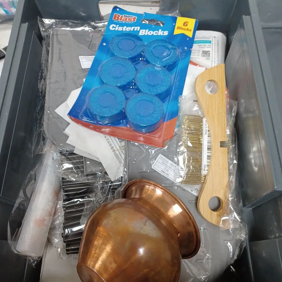 BOX OF APPROXIMATELY 20 ASSORTED HOUSEHOLD ITEMS TO INCLUDE TOILET BLOCKS, BALLOONS AND KITCHENWARE