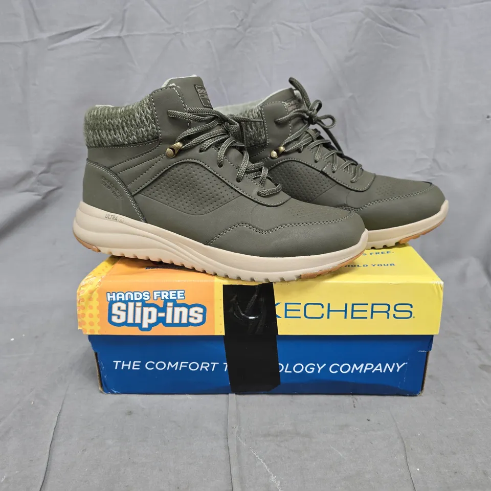 BOXED PAIR OF SKECHERS ON THE GO ANKLE BOOTS IN OLIVE SIZE 6