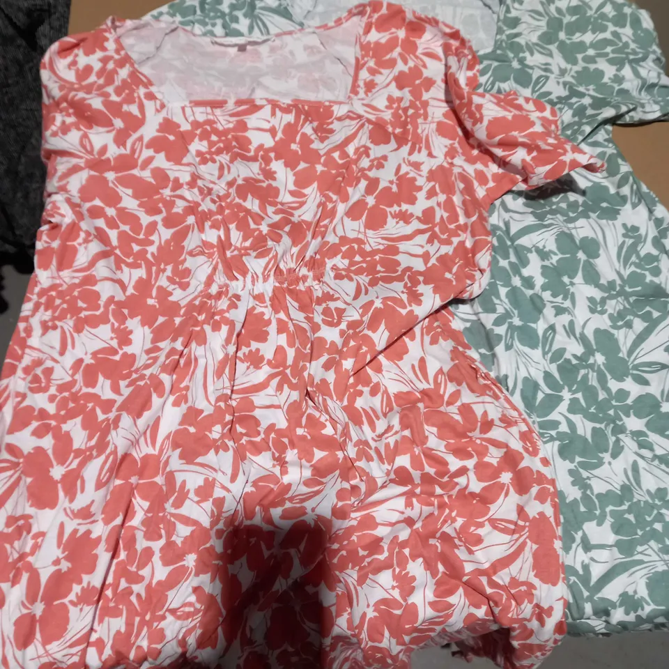 LARGE QUANTITY OF ASSORTED CLOTHING ITEMS TO INCLUDE FINERY JUMPERS AND FRANK USHER + CAROLE HOCHMAN DRESSES - VARIOUS SIZES
