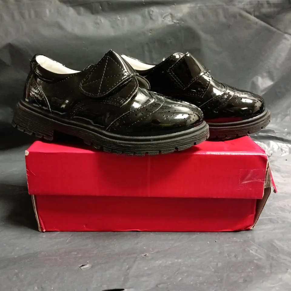 BOXED PAIR OF UNBRANDED KIDS SHOES IN GLOSSY BLACK SIZE EU 29