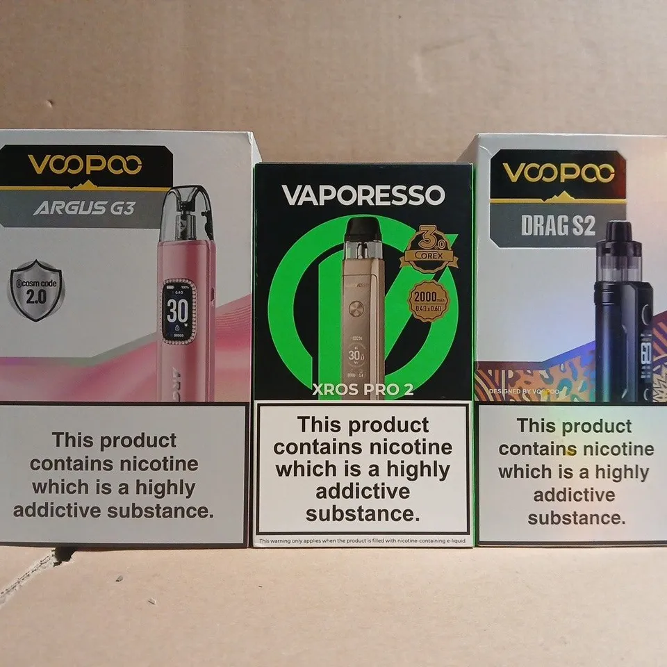 APPROXIAMTELY 15 ASSORTED VAPING PRODUCTS TO INCLUDE VOOPOO, VAPORESSO, ETC - COLLECTION ONLY