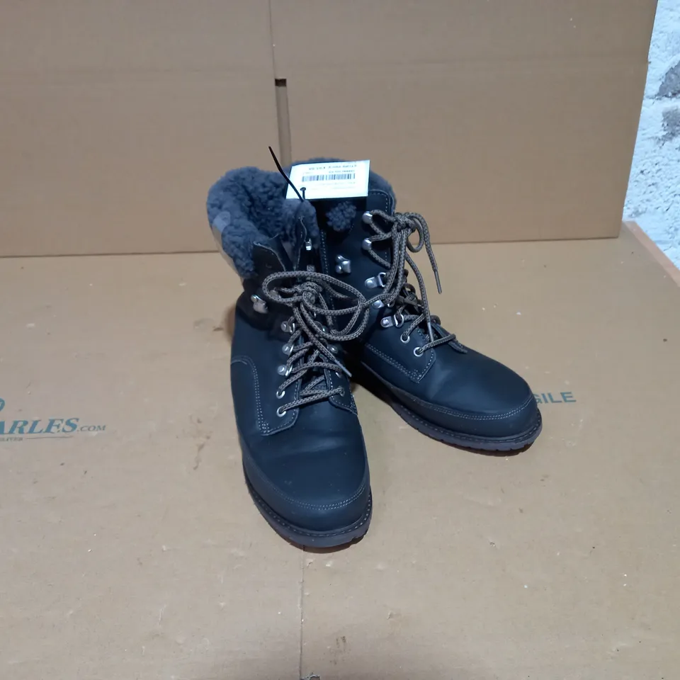 EMU AUSTRALIA OKAB GREY BOOTS - SIZE 8 