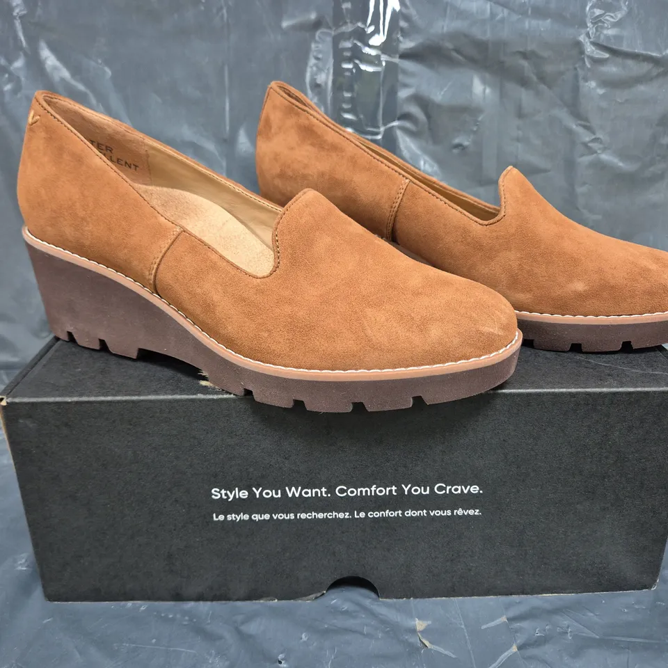 BOXED PAIR OF VIONIC WEDGE SLIP ON SHOES IN TAN SIZE 7