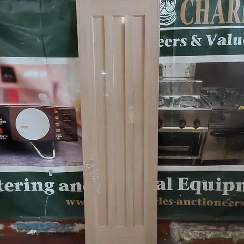 VERTICAL 3-PANEL OAK VENEER INTERNAL DOOR // SIZE: 1981 X 610mm