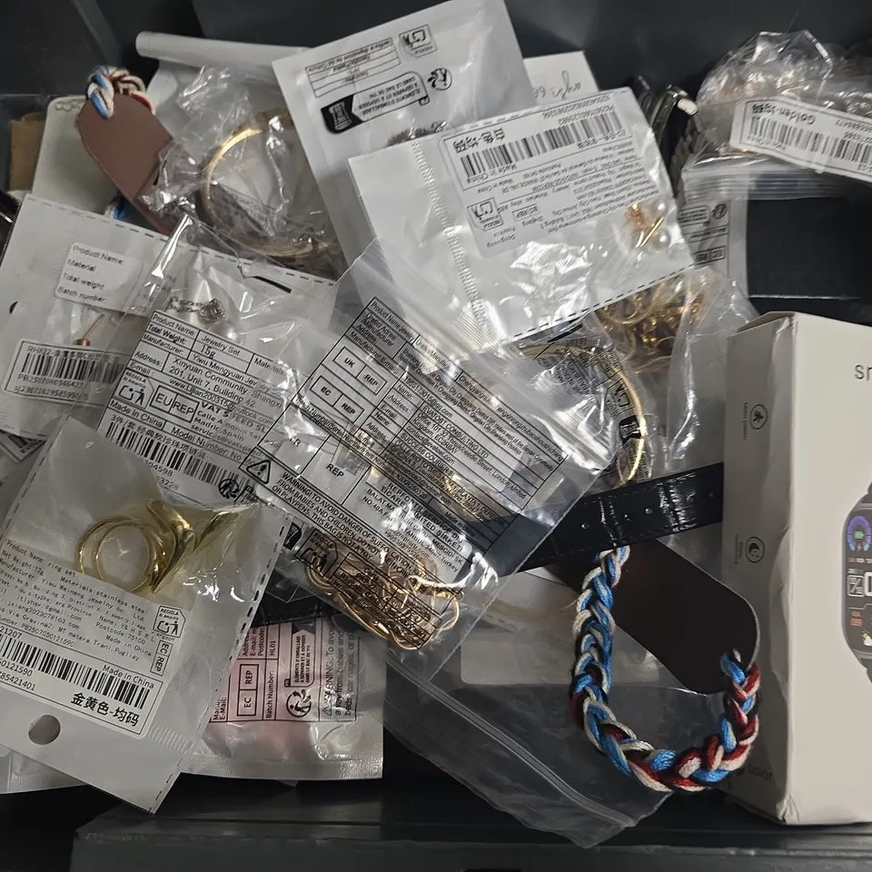 APPROXIMATELY 20 ASSORTED JEWELLERY ITEMS TO INCLUDE SMART RING, MONICA VINADER RING, BADGES, ETC