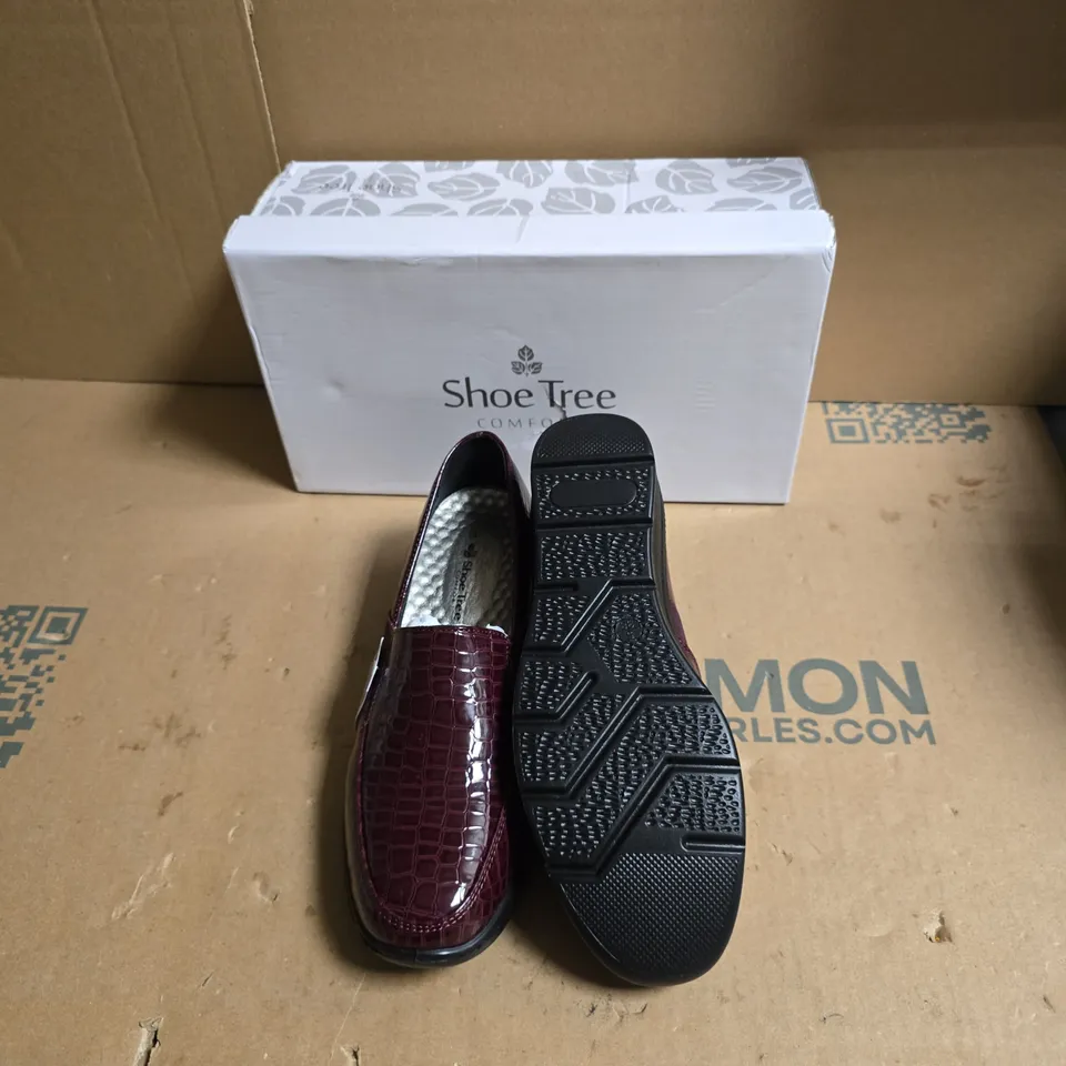SHOE TREE COMFORT BURGUNDY CROCODILE-EMBOSSED SLIP-ON LOAFERS - UK SIZE 5