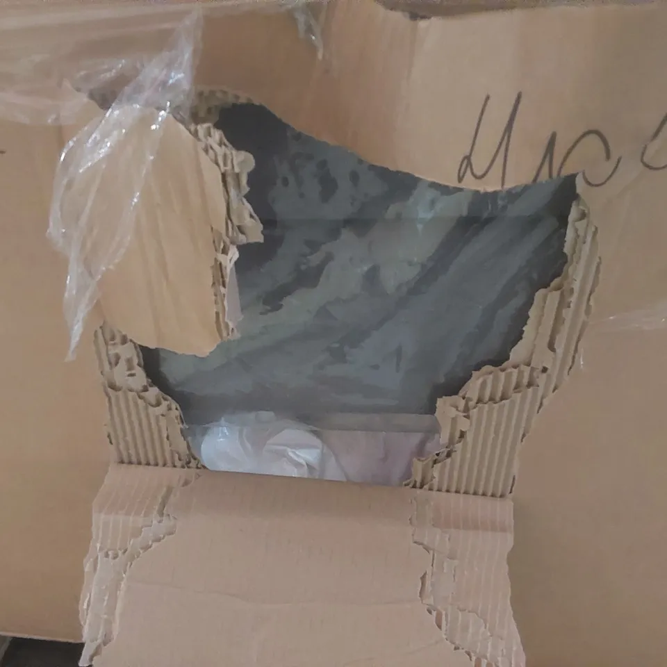 PALLET CONTAINING A LARGE QUANTITY OF ASSORTED BEDDING PRODUCTS INCLUDING: PILLOWS, DUVETS ECT