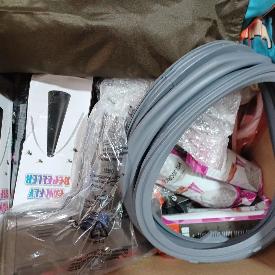 BOX OF APPROXIMATELY 20 ASSORTED HOUSEHOLD ITEMS TO INCLUDE STRONG RUBBER ROPE TOY, BRABANTIA BIN BAGS, WATER BOTTLE, ETC