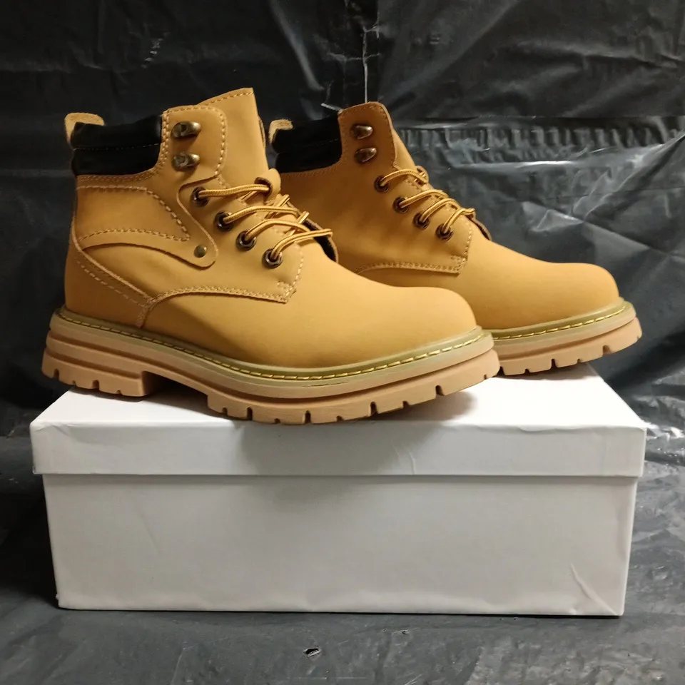 BOXED PAIR OF CONZURI ANKLE BOOTS IN MUSTARD SIZE UK 6