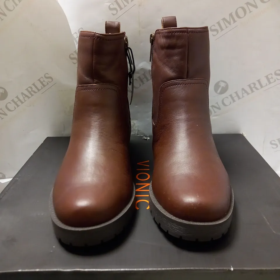 VIONIC BRYN SCOTCH CHELSEA BOOTS - SIZE 6.5