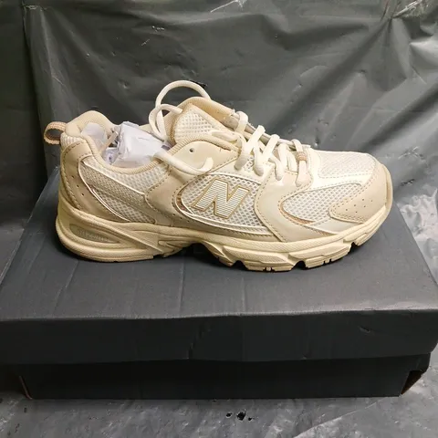 BOXED PAIR OF NEW BALANCE ABSORB 530 TRAINERS - 4
