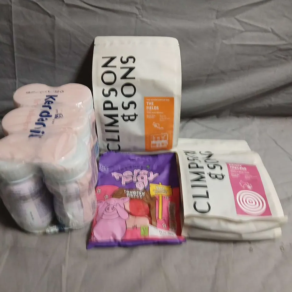 APPROXIMATELY 10 ASSORTED FOOD ITEMS TO INCLUDE - PERCY PIGS, COFFEE BEANS AND KENDAMIL - COLLECTION ONLY