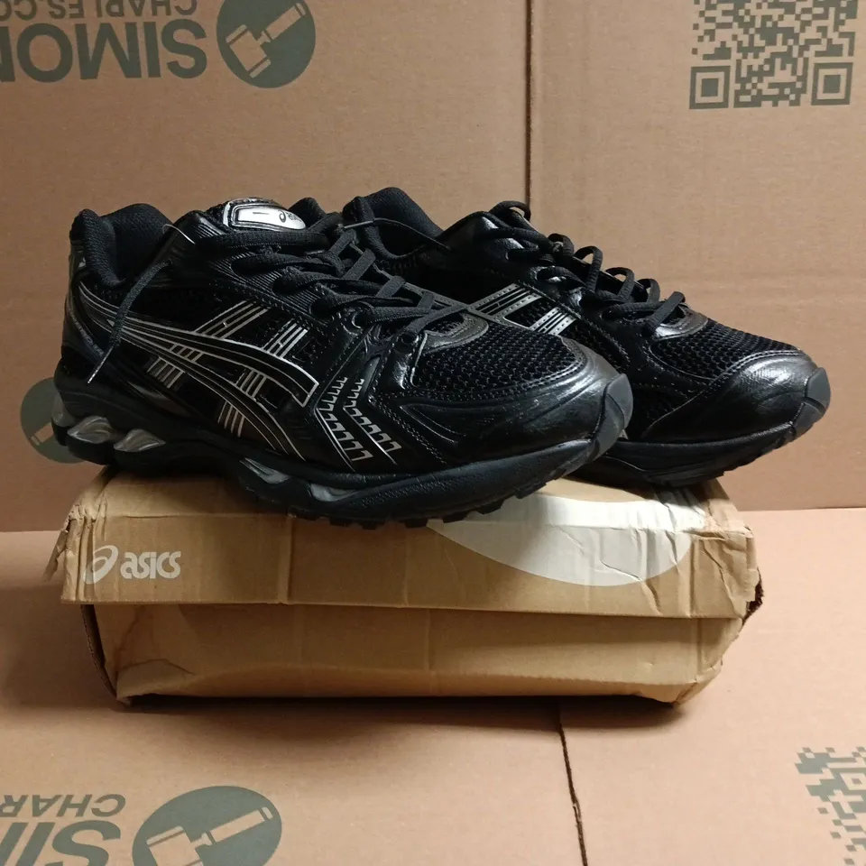 BOXED PAIR OF ASICS TRAINERS IN BLACK/SILVER SIZE UK 10