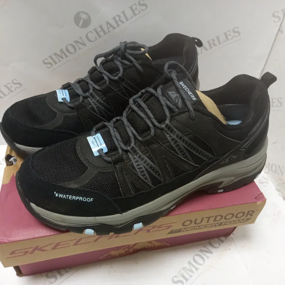 BOXED SKETCHERS BLACK OUTFOOR TRAINERS - SIZE 8