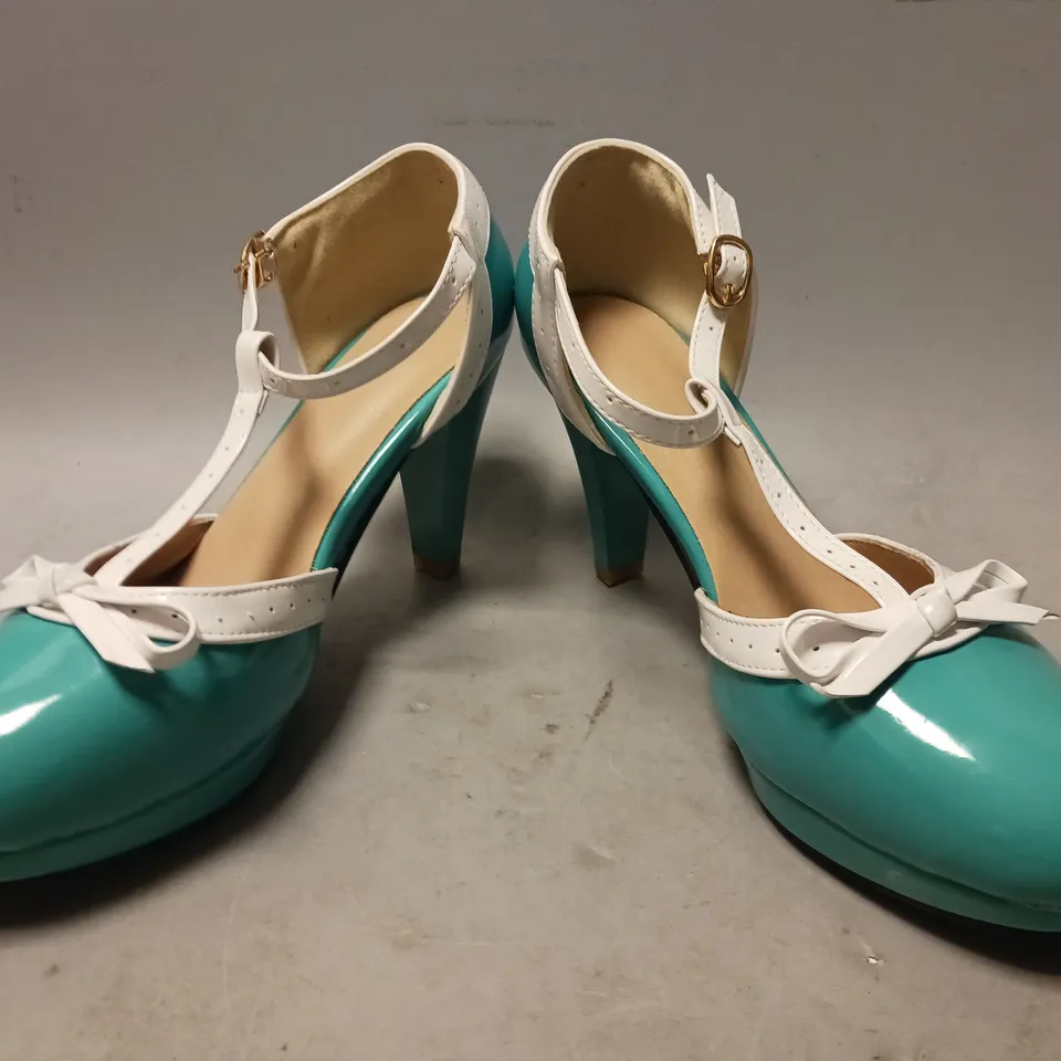 BOXED PAIR OF DESIGNER HEELED SHOES IN TEAL EU SIZE 41