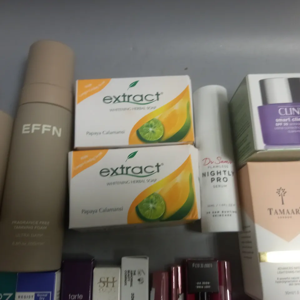 LOT OF APPROXIMATELY 20 ASSORTED HEALTH AND BEAUTY ITEMS TO INCLUDE PAULAS CHOICE SMOOTHING TREATMENT, TAMAAR FACE OIL, CLINIQUE REPAIR CREAM AND E.L.F. MASCARA