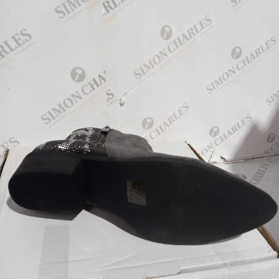 BOXED PAIR OF MODA IN PELLE KATREENA SUEDE ANKLE BOOTS IN DARK GREY SIZE 8