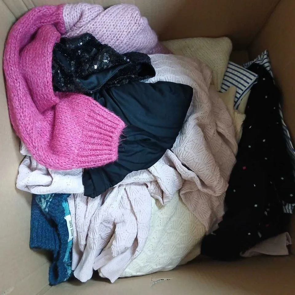 APPROXIMATELY 15 ASSORTED CLOTHING ITEMS IN VARIOUS COLOURS, STYLES AND SIZES