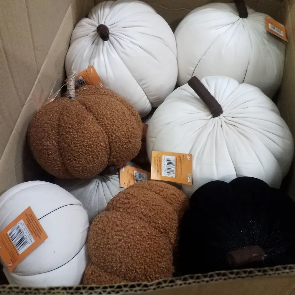 PALLET CONTAINING LARGE QUANTITY OF ASSORTED HALLOWEEN PLUSH PUMPKINS