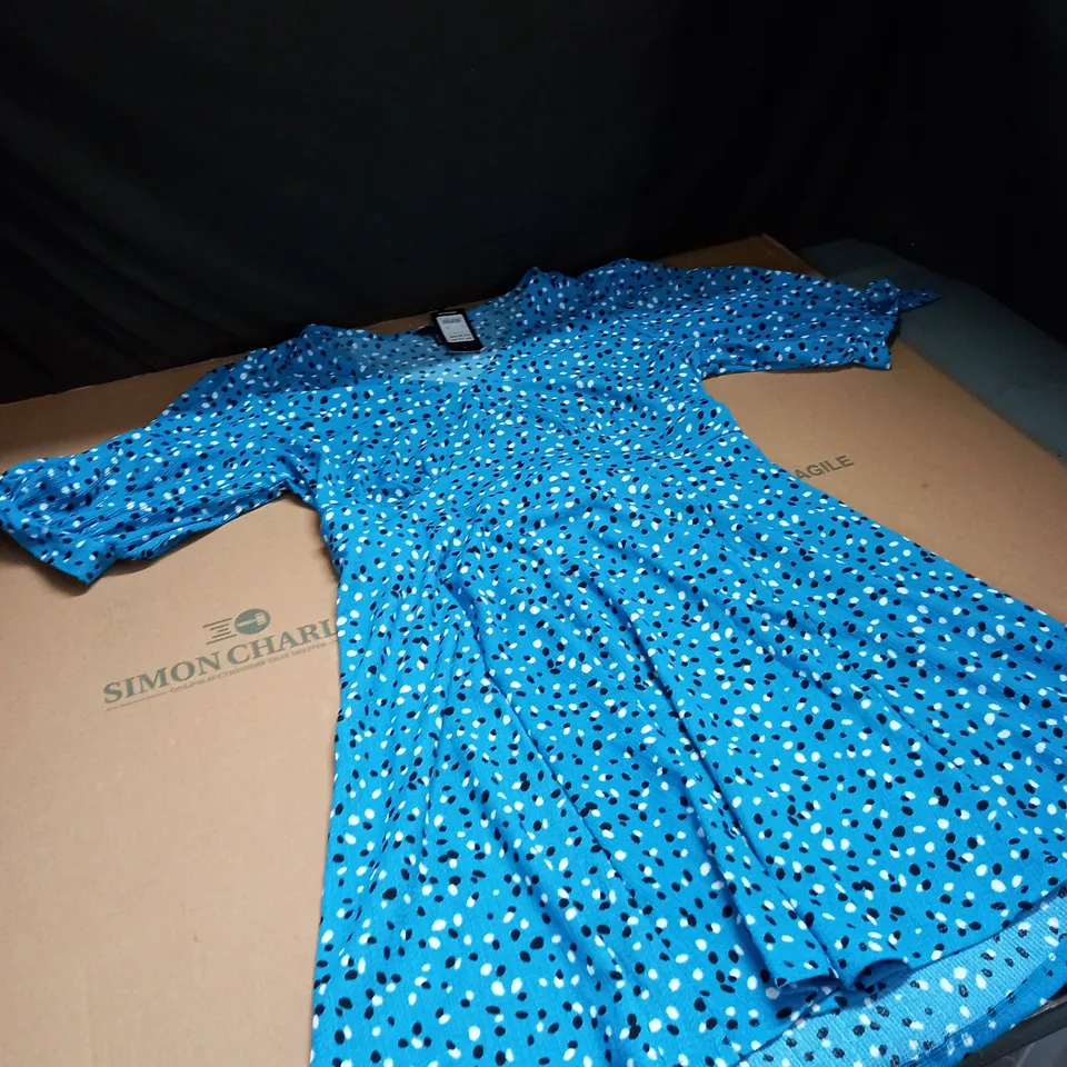 CRINCKLE BLUE SPOTTY DRESS SIZE 20