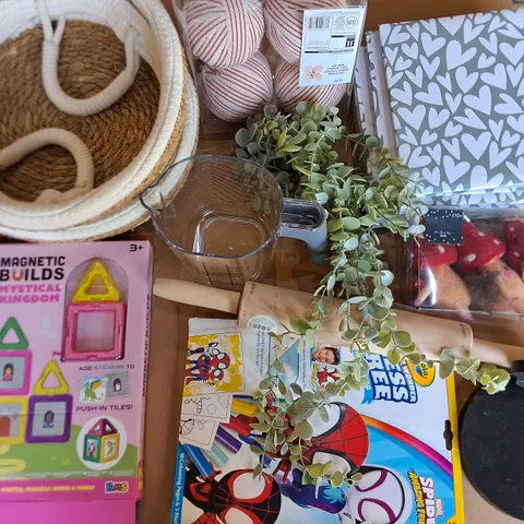 LOT OF APPROXIMATELY 20 ASSORTED HOUSEHOLD ITEMS TO INCLUDE PHOTO FRAMES, STORAGE BASKETS AND ROLLING PIN