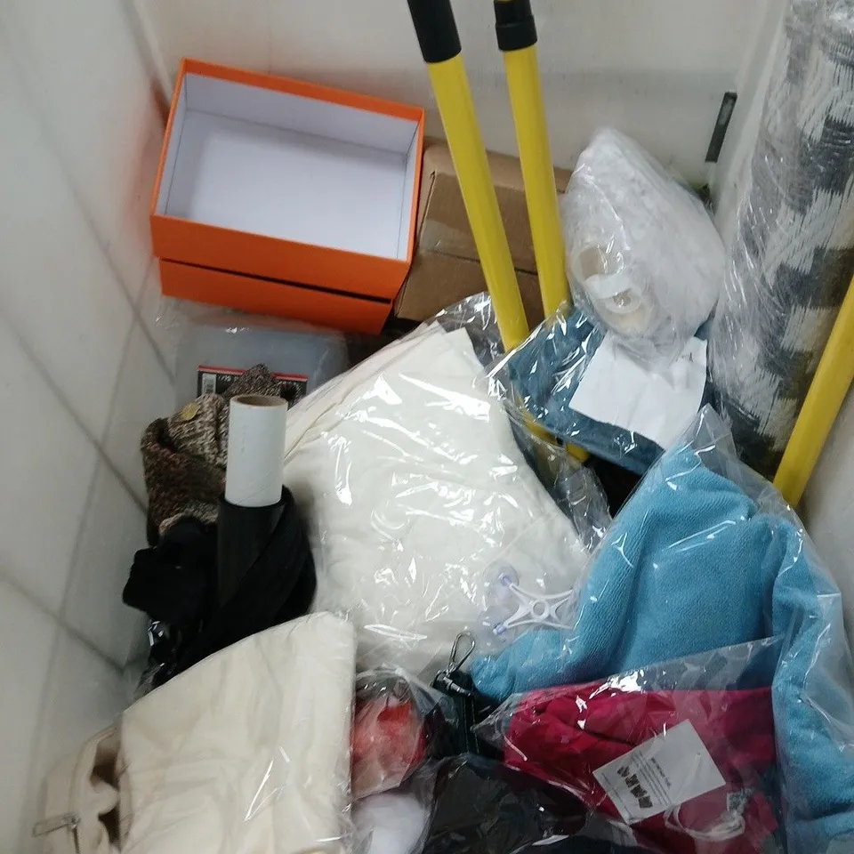 CAGE OF APPROXIMATELY 20 ASSORTED ITEMS TO INCLUDE: PATENT SOCKS AND WOOL BOOT SOCKS