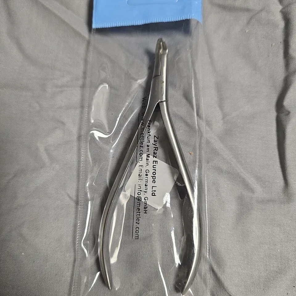 APPROXIMATELY 8 ZAYRAZ STAINLESS STEEL MEDICAL INSTRUMENT PLIERS IN SEALED PACK 