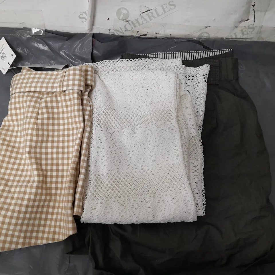 LARGE BOX OF CLOTHING TO INCLUDE DRESSES - TOPS - TROUSERS / COLLECTION ONLY 