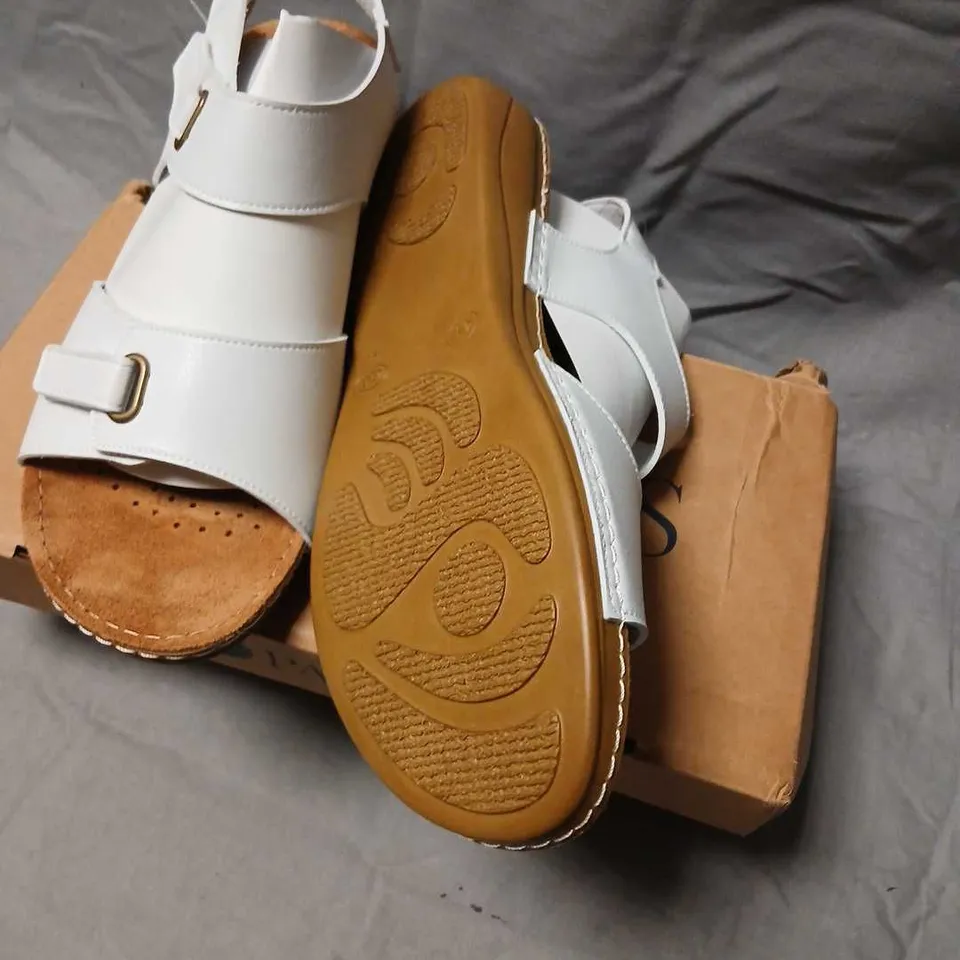 PAVERS MUYA WHITE SANDALS 31013 – UK 8 / EU 41