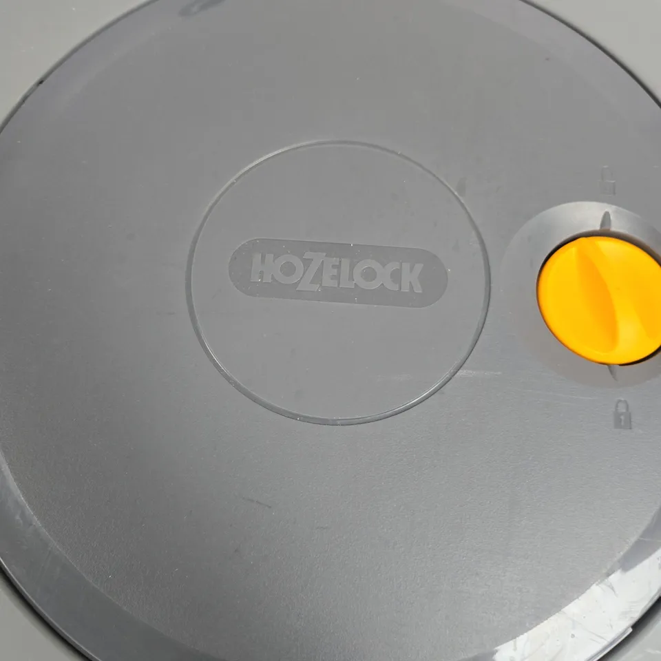 HOZELOCK GARDEN HOSE REEL – GREY WITH YELLOW KNOB, INCLUDES COILED HOSE