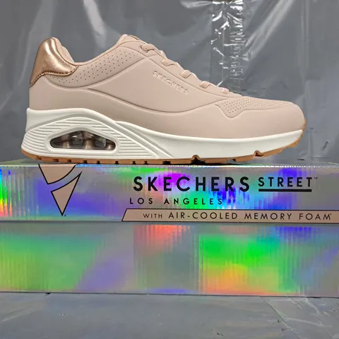 BOXED PAIR OF SKECHERS WOMEN'S SHOES IN PALE PINK/ROSE GOLD SIZE UK 7