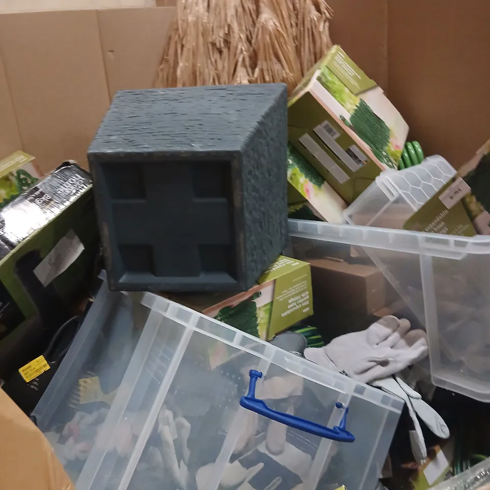 PALLET OF ASSORTED PRODUCTS TO INCLUDE; TIKI PARASOL, 8KG PARASOL BASE, CARPLAN ICE SCRAPER, GARDENING GLOVES, UNIFLAME PORTABLE CHARCOAL GRILL, ASSORTED HOSES, OUTDOOR WALL LIGHT AND SMITH AND LOCKE