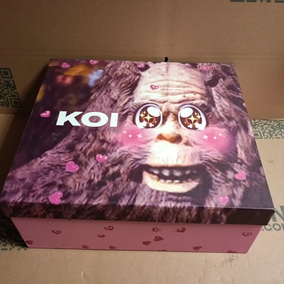 BOXED PAIR OF KOI KAWAII SASQUATCH FLUFFY SNOW BOOTS IN PINK SIZE UK 8