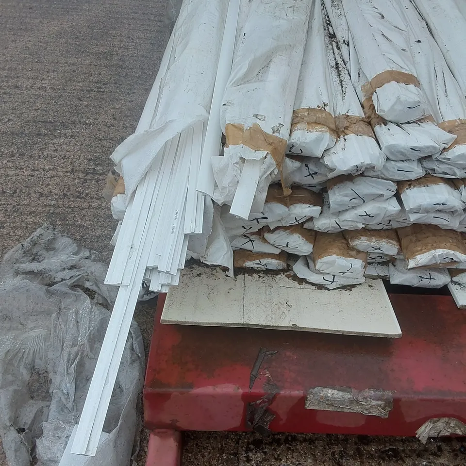 STILLAGE CONTAINING A VERY LARGE QUANTITY OF BULK UNIVERSAL TRACK 500CM // STILLAGE NOT INCLUDED