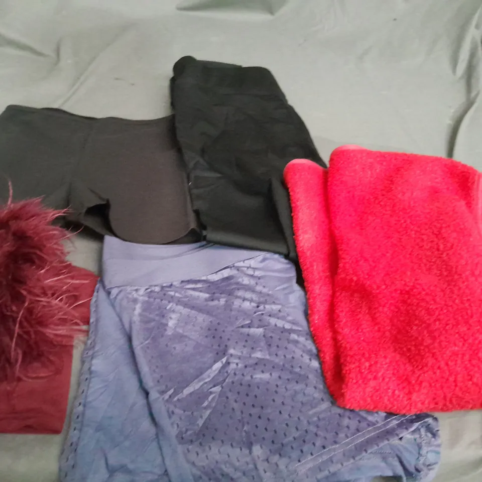 APPROXIMATELY 15 ASSORTED CLOTHING ITEMS IN VARIOUS SIZES TO INCLUDE - COAT , GLOVES , SHORTS ETC